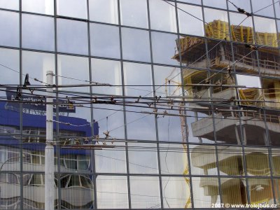 Palác Magnum odrážející se